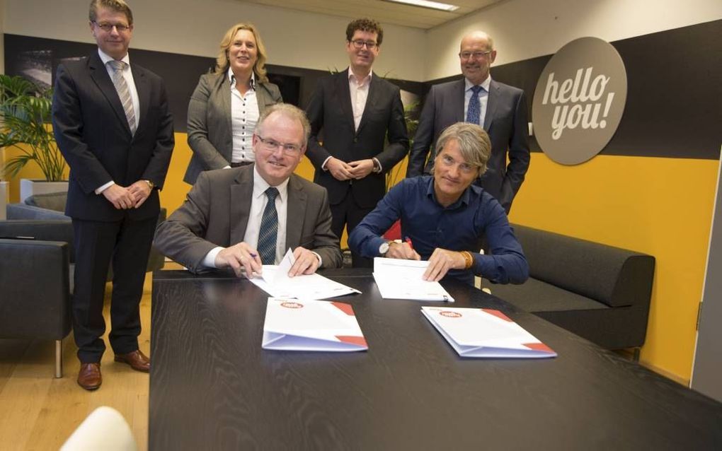 ROTTERDAM. De directeuren Bart Visser (links, Erdee Media Groep) en Peter van der Veer (Ahoy) tekenden maandagmorgen het contract dat de Wegwijsbeurs vanaf volgend jaar naar de Rotterdamse Ahoyhallen haalt. Foto Cees van der Wal