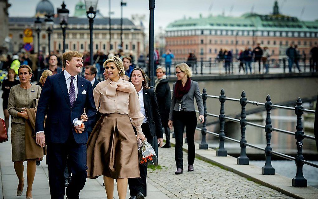 Koning Willem-Alexander en koningin Maxima lopen van de Riksdagen, waar het Zweedse parlement huist, naar Rosenbad voor een ontmoeting met de Zweedse premier Fredrik Reinfeldt. Foto ANP