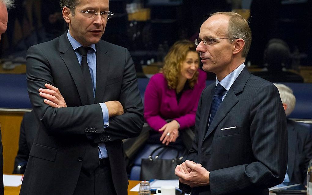 De Nederlandse minister van Financiën Dijsselbloem (links) praat voorafgaand aan het overleg tussen de 17 eurolanden met zijn Luxemburgse collega Frieden. Foto EPA