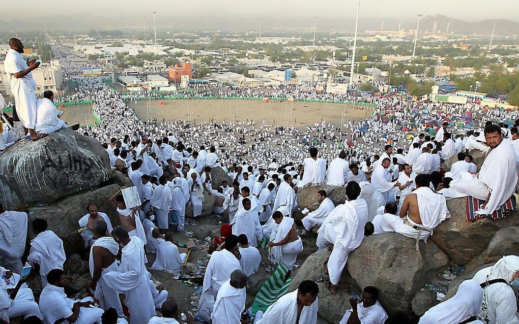 Moslims maandag op de berg Arafat. Foto EPA