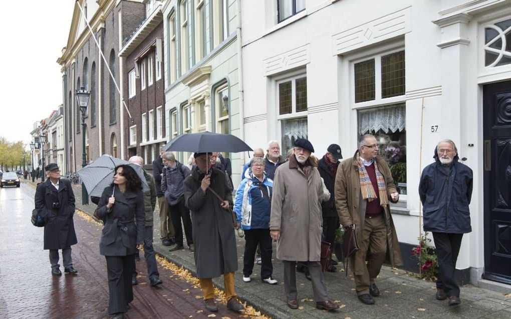 KAMPEN. Bij de start van de Stichting Gereformeerd Erfgoed Kampen maakten belangstellenden een stadswandeling onder leiding van kerkhistoricus Jaap van Gelderen. Op de achtergrond de gereformeerde Burgwalkerk. beeld RD, Anton Dommerholt