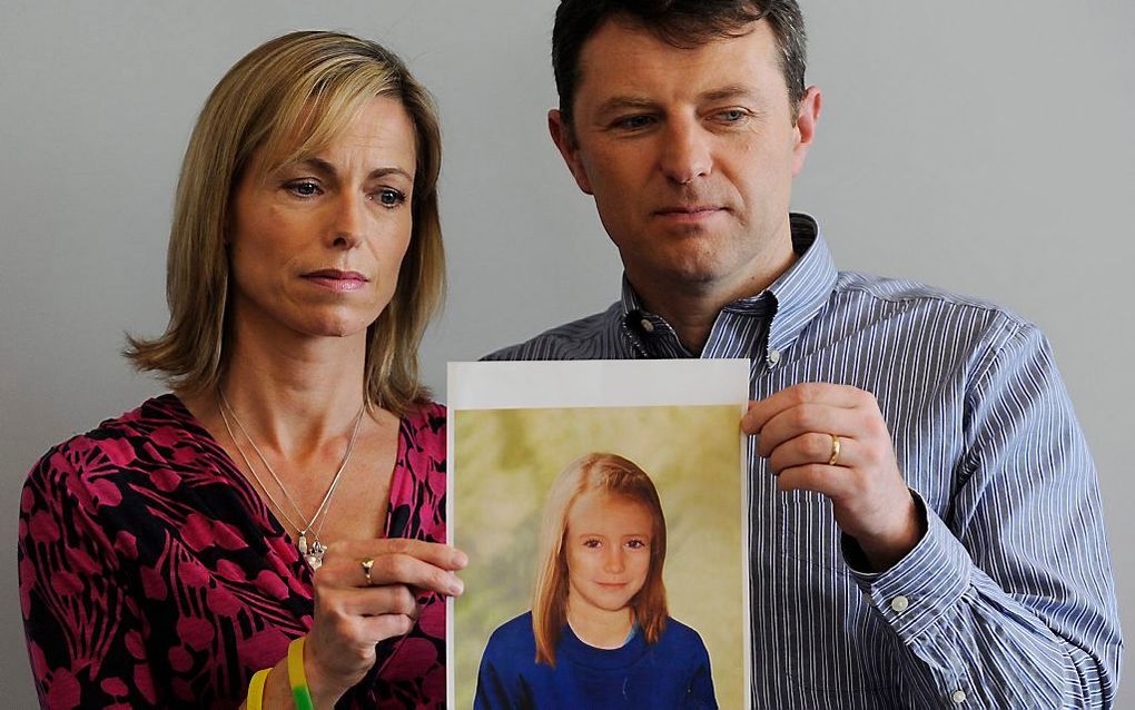 De ouders van Madeleine McCann, met een foto van hun vermiste dochtertje. Foto EPA