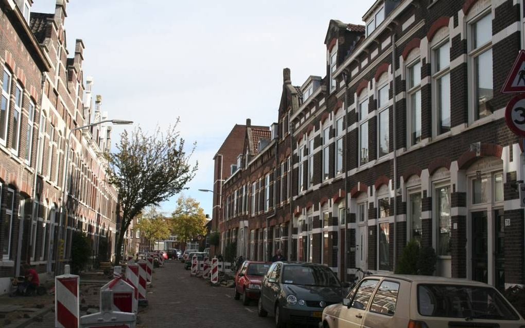 Een straat met fraaie herenhuizen, waar een van de laatste projecten van funderingsherstel wordt uitgevoerd. De gemeente Dordrecht heeft 26 miljoen euro geïnvesteerd om paalrotschade bij 676 huizen te repareren. beeld André Bijl