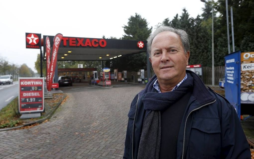 Pompstationhouder Peter Sallaerts moet na de jaarwisseling 3 cent extra accijns doorberekenen voor diesel en 7 cent voor lpg. „Dit beleid is zó oneerlijk. Collega’s over de grens lachen zich suf.” beeld Bert Jansen