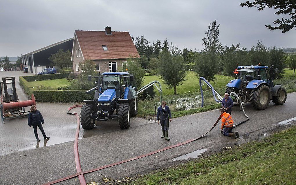 Boeren pompen overtollig water van hun land in het Zuid-Hollandse Goeree-Overflakkee. Foto ANP