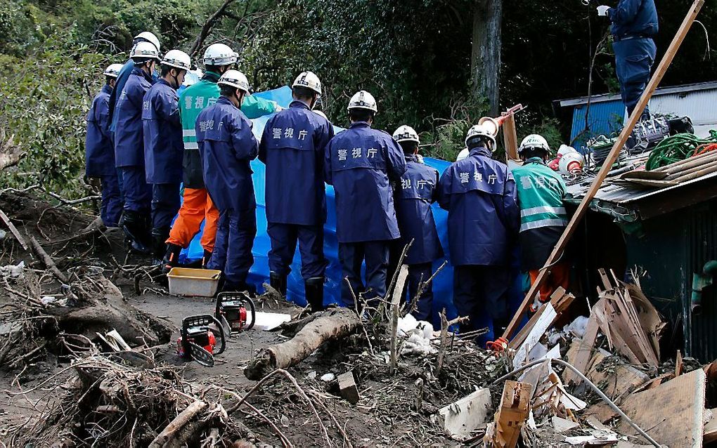 Een speciaal reddingsteam van Tokyo Metropolitan Police bergen een slachtoffer. Foto EPA