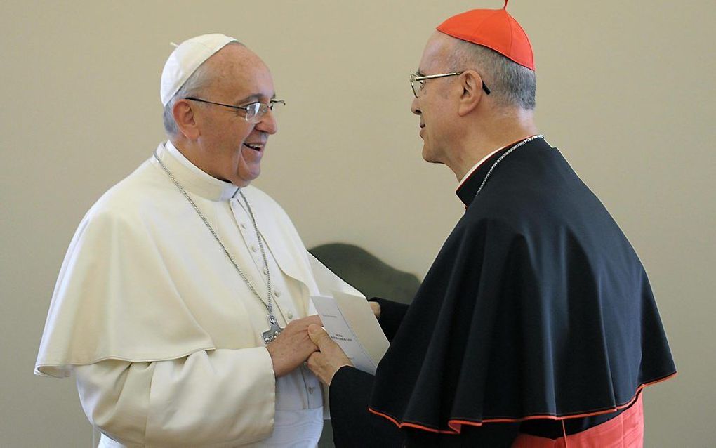 Paus Franciscus nam dinsdag afscheid van kardinaal Bertone. Hij ontsloeg de tweede man in het Vaticaan. Beeld EPA