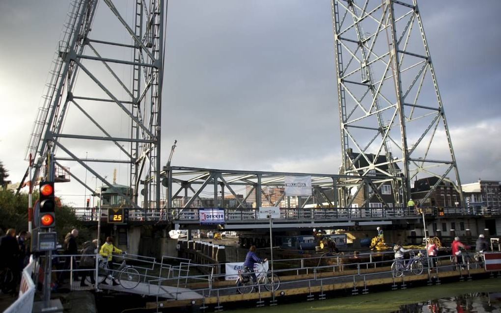 Burgers en ondernemers in Boskoop vinden dat de hefbrug tijdens de spits te vaak open is. Momenteel is de brug gesloten wegens groot onderhoud. Voor voetgangers is een noodbrug beschikbaar. beeld Wim de Jongste