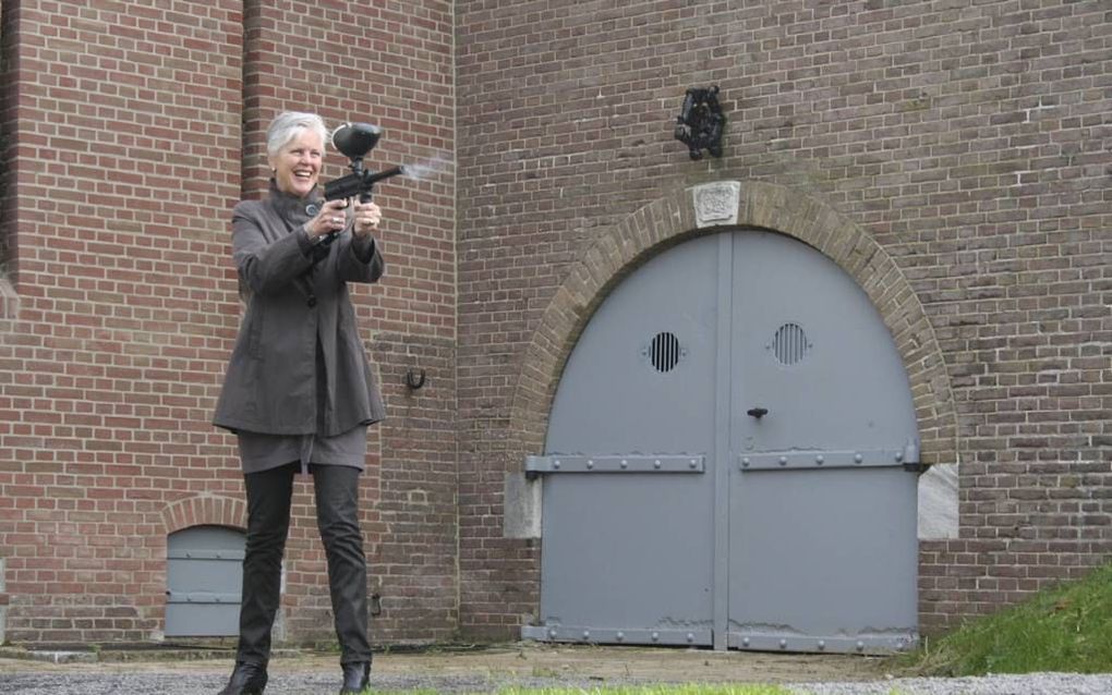 De Gelderse gedeputeerde Traag nam gisteren de nieuwe omwalling van Fort Asperen op een ludieke manier in gebruik. beeld André Bijl