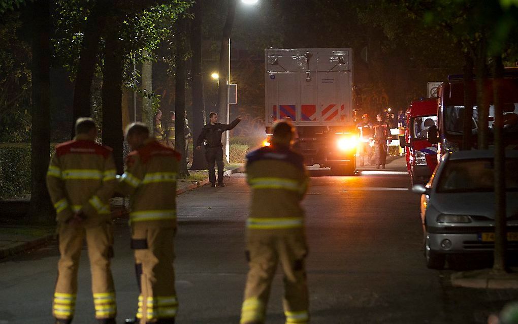 Het Landelijk Team Forensische Opsporing (LTFO) van Defensie heeft de gevaarlijke stoffen uit de kelderbox in Ede gehaald.  beeld ANP