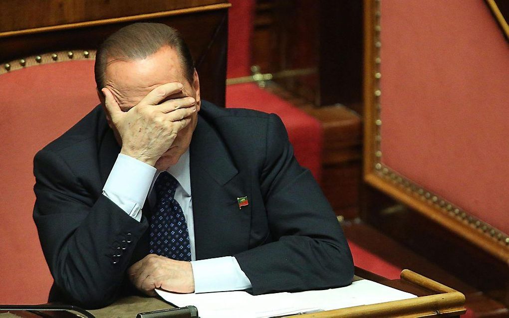 De voormalige Italiaanse premier Silvio Berlusconi mag 2 jaar lang geen publieke functie bekleden, als gevolg van een veroordeling wegens belastingfraude. beeld EPA