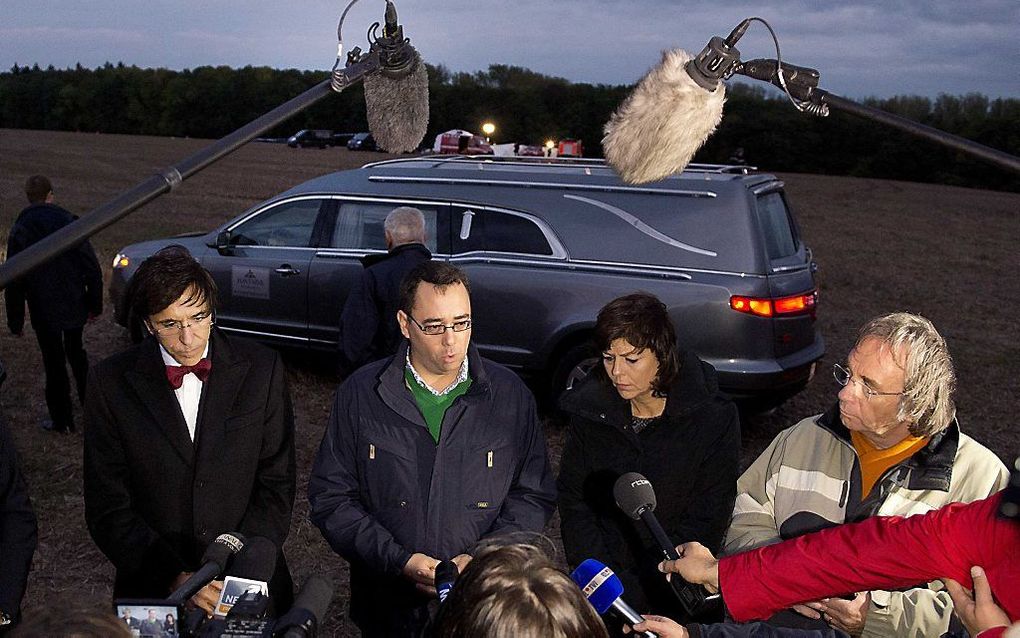 Een politiewoordvoerder en premier Elio Di Rupo staan de pers te woord in het Belgische Fernelmont, waar eerder een vliegtuig crashte. beeld ANP