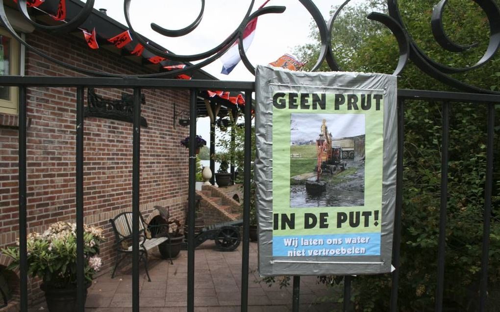 Bewoners van recreatiewoningen rond de Veense Put willen geen vervuilde baggerslib in het water achter hun woning. Het slib is nodig om de landtong waar de woningen op staan te verstevigen. Beeld André Bijl