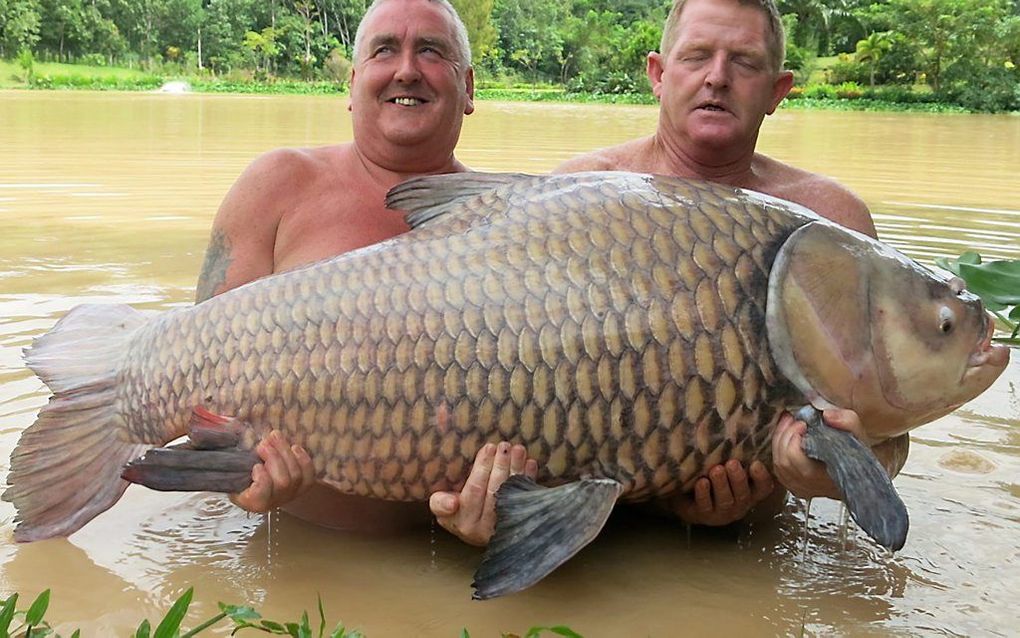 Keith Williams (l.) en Stuart Gillham (r.), eigenaar van ”Gillhams Fishing Resorts". beeld EPA