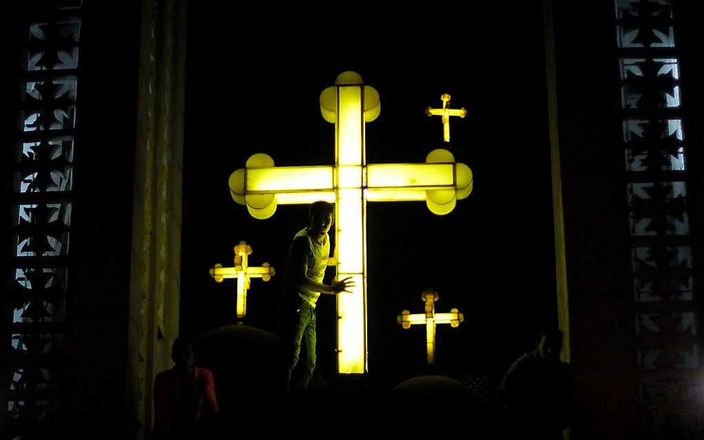 Gemaskerde mannen op een motor schoten zondag op bruiloftsgasten die stonden te wachten bij een kerk in een buitenwijk van de Egyptische hoofdstad Caïro. beeld EPA