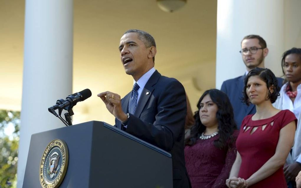 De Amerikaanse president Barack Obama speecht maandag in Washington. De vrouw rechts in beeld dreigt tijdens de toespraak flauw te vallen. beeld EPA