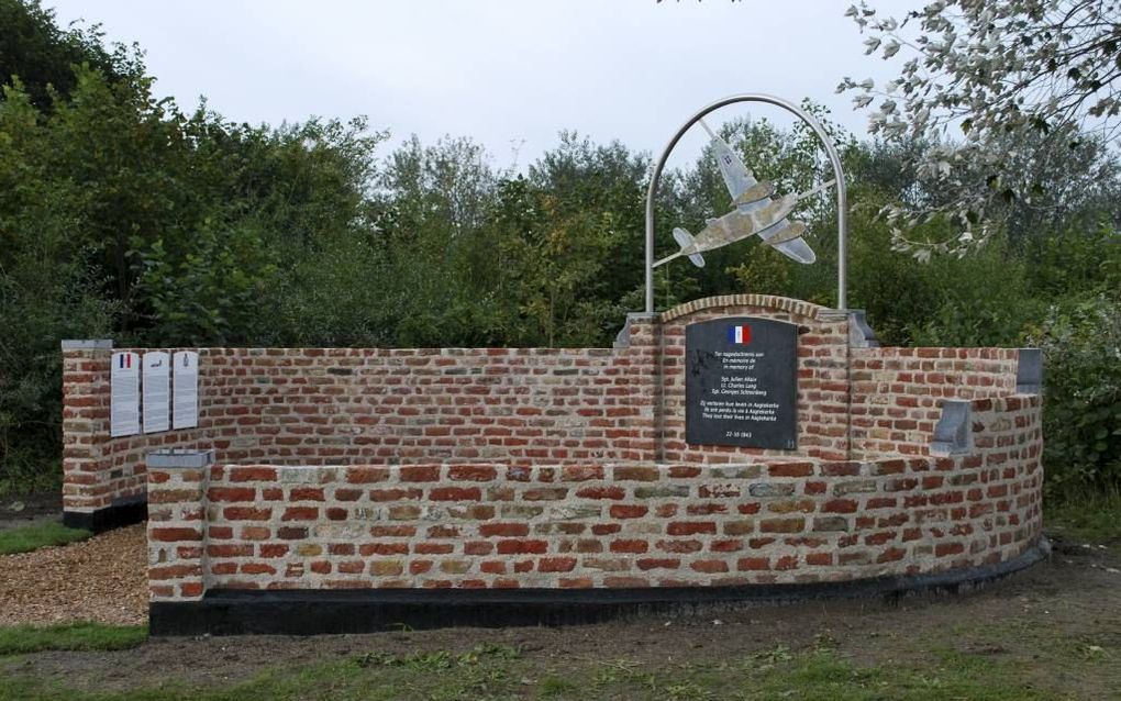 In Aagtekerke is dinsdagmiddag een monument onthuld waarmee het dorpdrie omgekomen Franse oorlogsvliegers eert. beeld Ton Verhulst