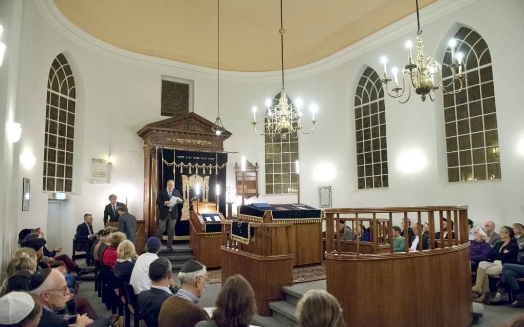 In de synagoge te Amersfoort werd maandagavond het boek ”Joden en christenen. Een verdiepend gesprek” van de hand van prof. dr. Willem J. Ouweneel en rabbijn Lody B. van der Kamp gepresenteerd. „In beide religies is er sprake van dimlicht.” beeld Ruben Sc