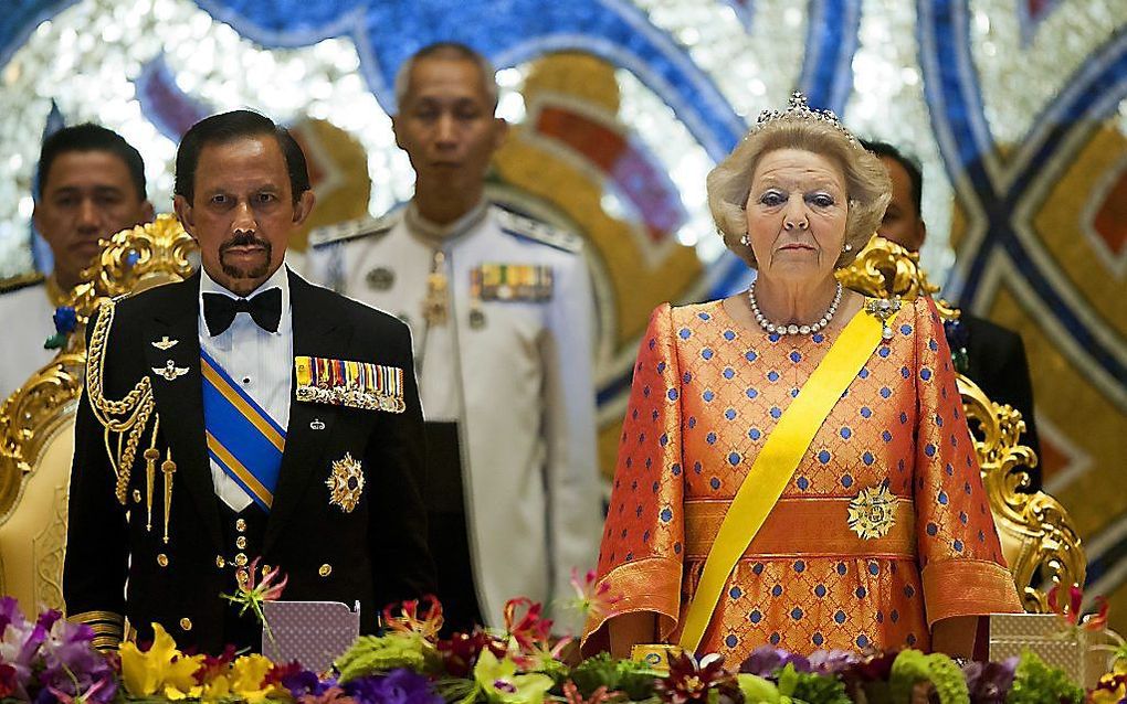 Koningin Beatrix en sultan Hassanal Bolkiah van Brunei bij het staatsbanket, tijdens het tweedaags staatsbezoek, begin 2013. Foto ANP