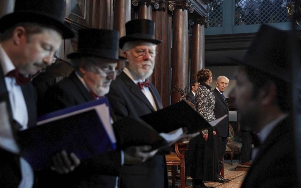 De Israëlische president Shimon Peres (r.) bezocht eind september in Amsterdam de Portugese Synagoge, een van de gebouwen van het Joods Cultureel Kwartier dat vandaag een jaar geleden van start ging. „Dat bezoek was gewoon een sprookje.” beeld ANP