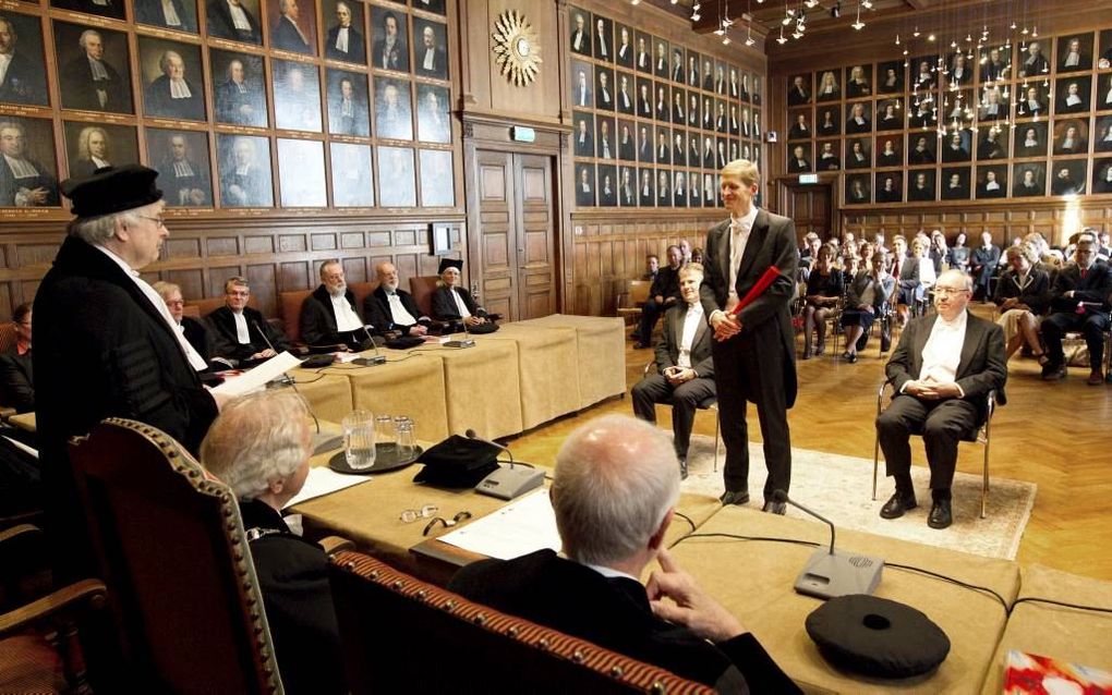 In de Senaatszaal van het Academiegebouw van de Universiteit Utrecht verdedigde drs. G. C. Vreugdenhil gistermiddag zijn dissertatie ”Onheil dat voorbijgaat. Psalm 91 en de (oudoosterse) bedreiging door demonen”. De hervormde predikant uit Woerden werd ge