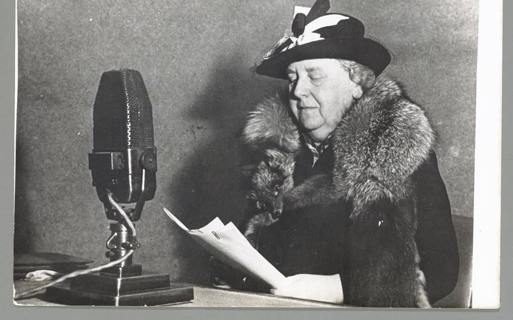 Koningin Wilhelmina spreekt voor Radio Oranje. beeld Nationaal Archief