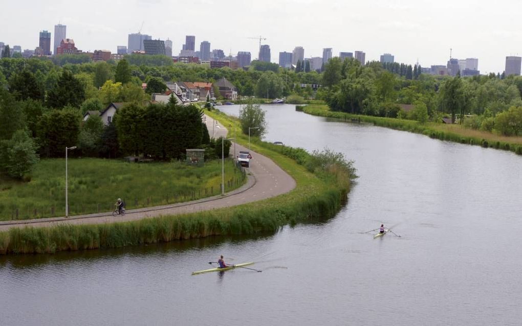 De 18 kilometer lange Rotte eindigt in Rotterdam. Deze havenstad dankt zijn naam aan de dam die ooit in het riviertje werd gelegd. beeld uit besproken boek