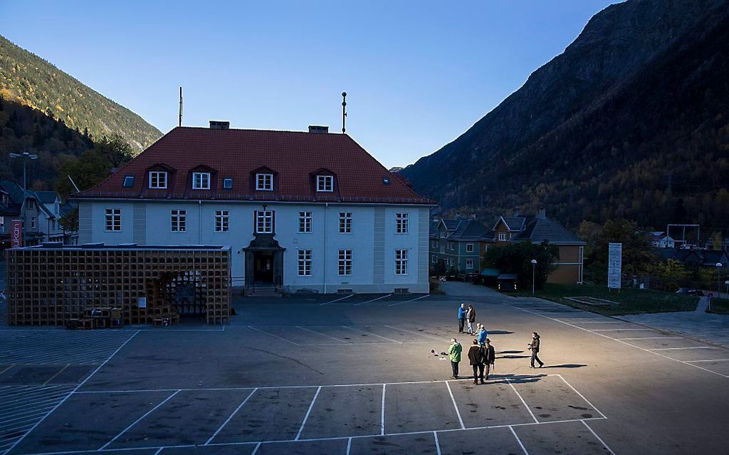 De zon schijnt, dankzij spiegels, op het dorpsplein van Rjukan. Foto EPA