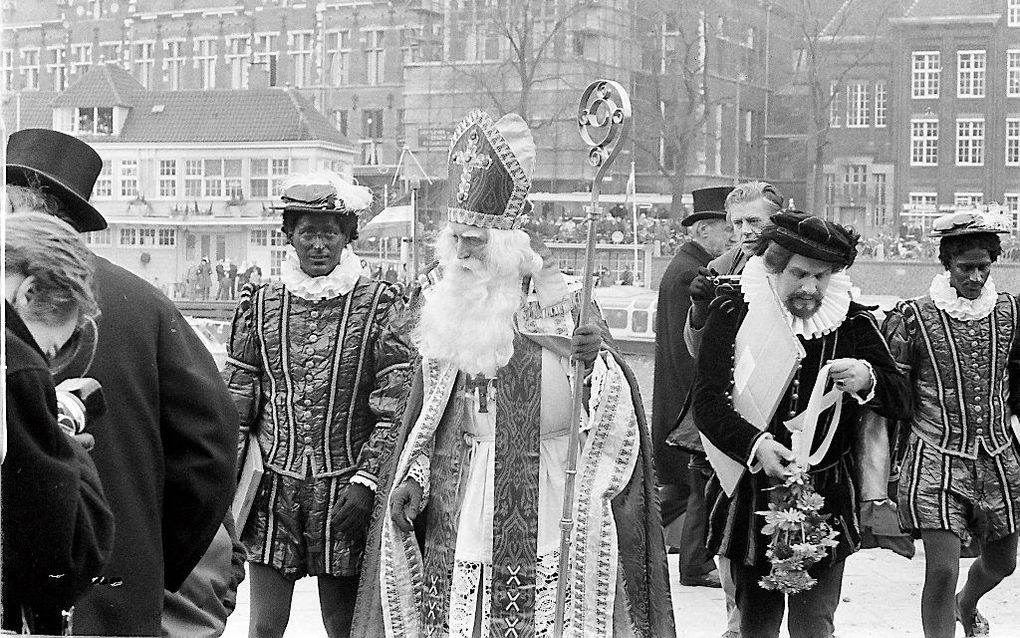 Sinterklaasintocht in Amsterdam in 1968, met zowel zwarte als blanke Pieten. beeld ANP