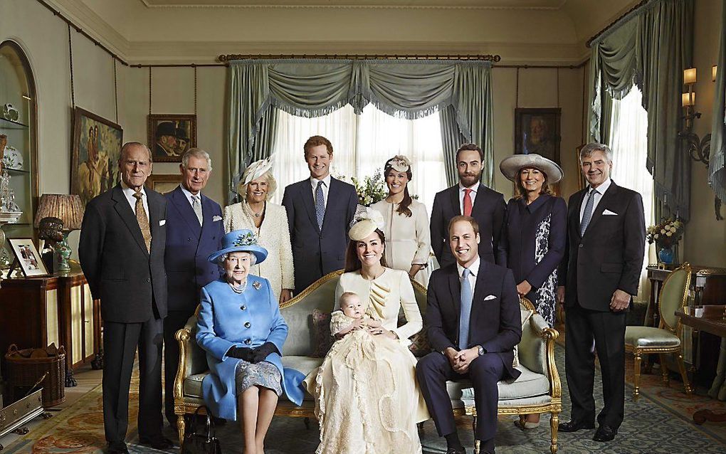 (Achterste rij, L-R) Prins Phillip, Prins Charles, Camilla, Prins Harry, Pippa Middleton, James Middleton, Carole Middleton en Michael Middleton. (Voorste rij, L-R) Koningin Elizabeth II, Catherine met prins George en Prins William poseren op 23 oktober i