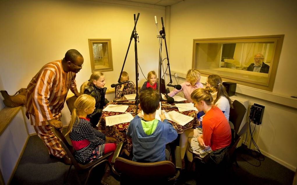 Tijdens de open dag van Trans World Radio donderdag in Barneveld mochten acht kinderen zelf een radio-uitzending maken. Beeld RD, Henk Visscher