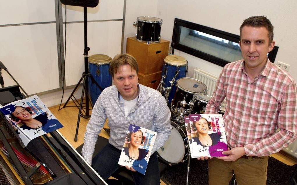 De muziekdocenten Geerten Jan van Dijk (l.) en Frans Nieuwenhuyzen. Beeld RD, Anton Dommerholt