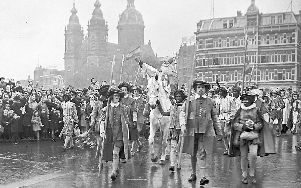 Intocht van Sinterklaas in Amsterdam, 30 november 1949. beeld ANP