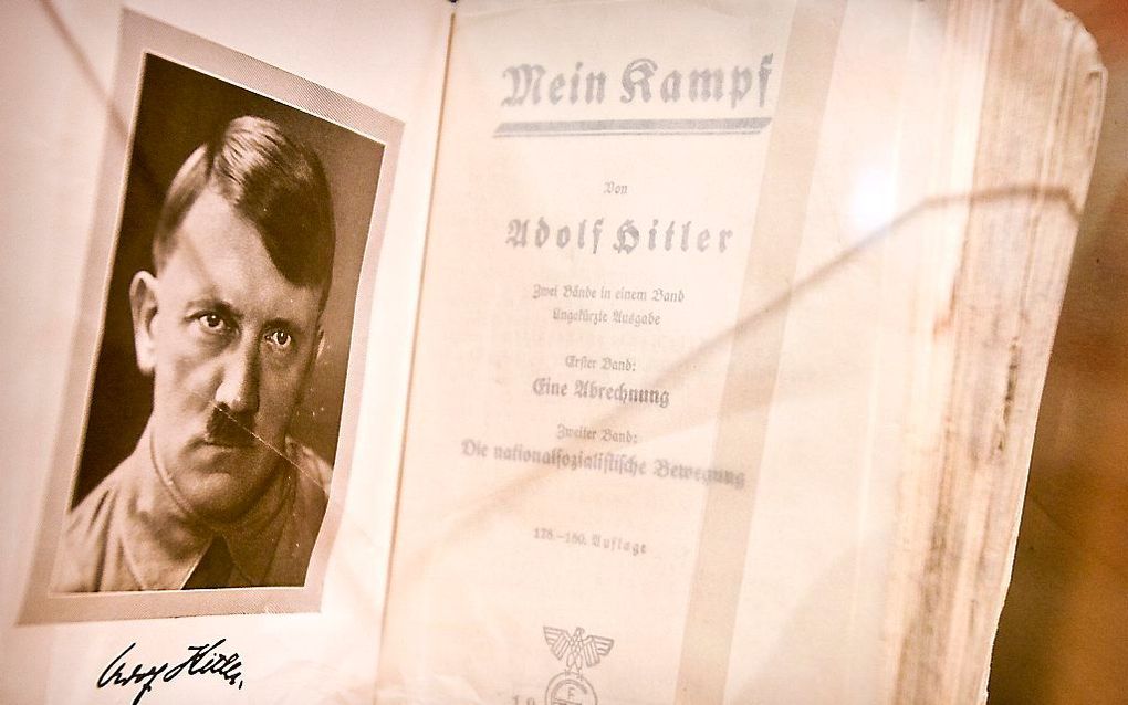 Hitlers Mein Kampf is te koop in een kunstgalerie in Amsterdam. beeld ANP