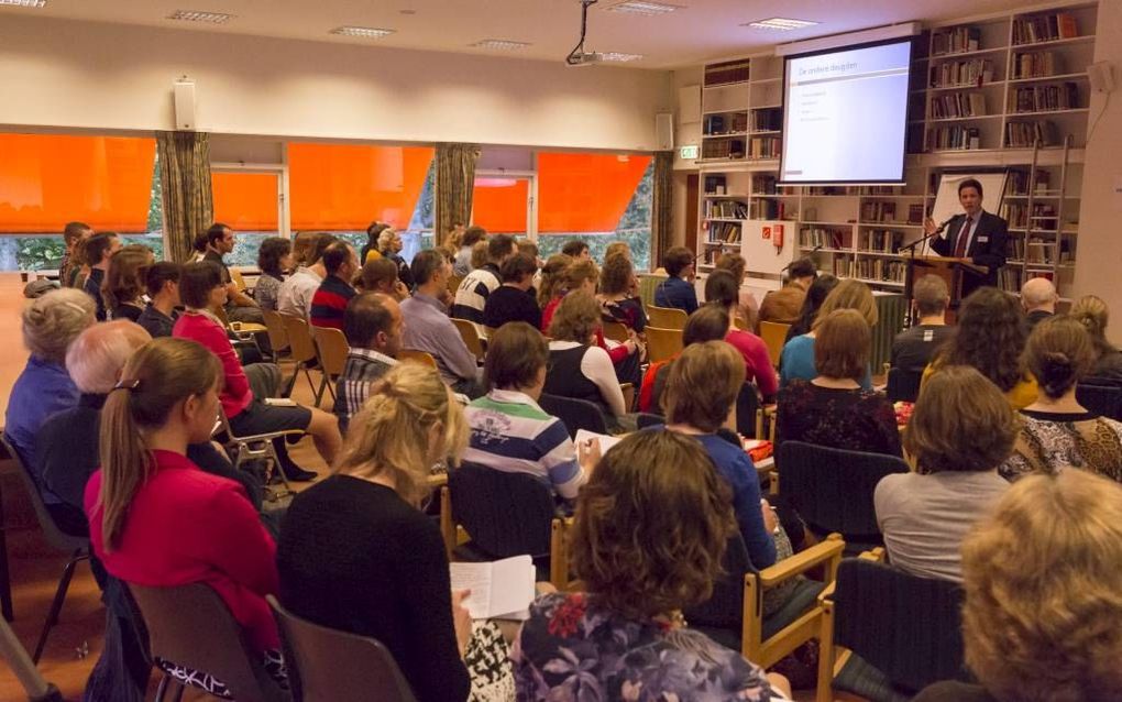 Prof. dr. G. van den Brink sprak zaterdag in Doorn tijdens de Verdiepingsconferentie 25+, georganiseerd vanuit de Bond van hervormde mannen- en vrouwenverenigingen. Het thema van deze conferentie was: ”Navolging.nu – over geloof, hoop, liefde en andere de