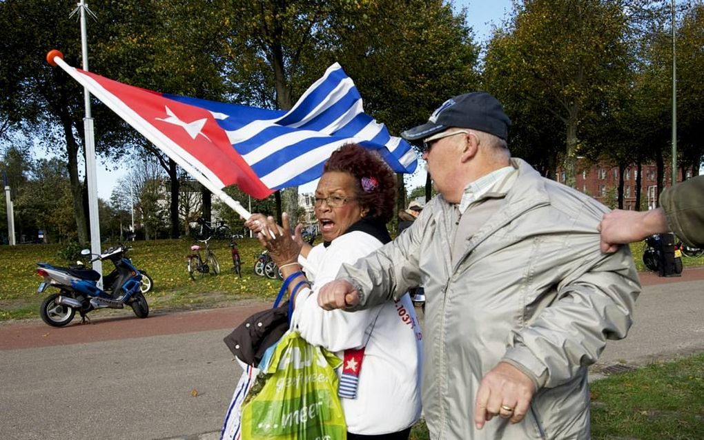 Een vrouw die zaterdagmiddag op het Malieveld in Den Haag aandacht vroeg voor de positie van Papoea’s in Indonesië, werd belaagd door demonstranten die protesteerden tegen de bemoeienis van een VN-werkgroep met de inzet van Zwarte Pieten tijdens het sinte