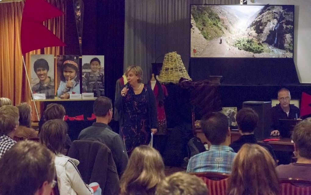 In De Schakel te Nijkerk hield de HGJB maandag een diaconale avond rond het thema ”Leven met lef”. Tijdens de bijeenkomst vertelden Diane Palm en Kees Zeelenberg over de kerk in Nepal. beeld André Dorst