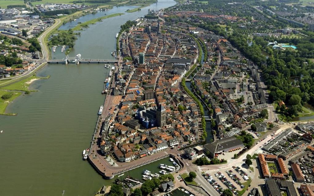 De „brede IJsselstroom” wordt in het volkslied van Overijssel bezongen als „lieflijk om t’aanschouwen.” Kampen ligt op beide oevers van de IJssel. Links de stadsbrug van Kampen met wielen die bekleed zijn met bladgoud. beeld ANP