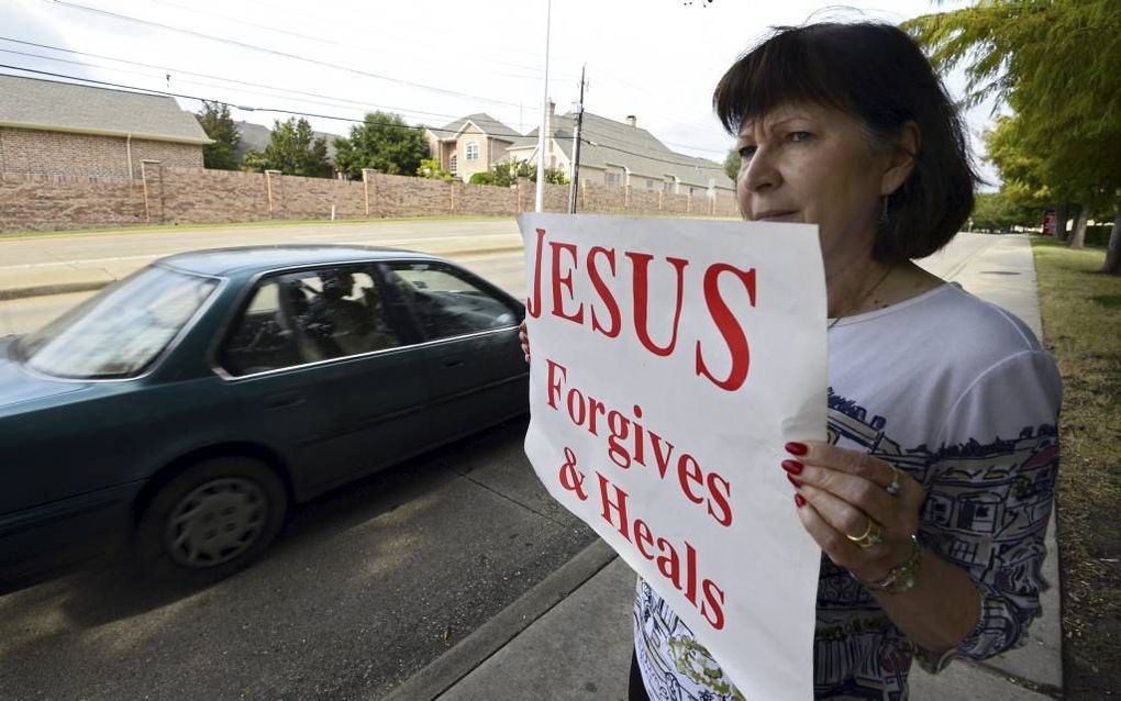 Een rechterlijke uitspraak die de nieuwe abortuswet in Texas in strijd met de grondwet verklaarde, riep gisteren veel reacties op. Vooral tegenstanders van abortus stelden zich op met protestborden langs de weg. beeld EPA