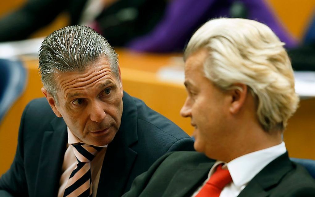 Louis Bontes (l.) is uit de Tweede Kamerfractie van de PVV gezet. Dat maakte PVV-leider Geert Wilders dinsdagmorgen bekend. beeld ANP