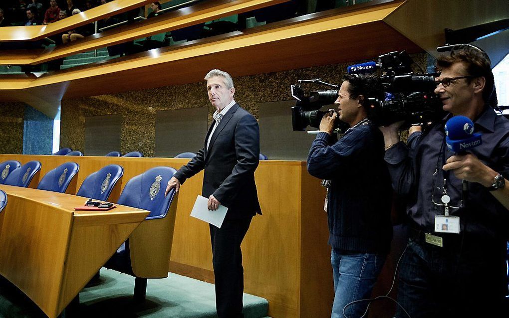 Louis Bontes (L) van de Groep Bontes neemt plaats in de Tweede Kamer tijdens vragenuurtje. De politicus is uit de Tweede Kamerfractie van de PVV gezet en gaat verder als eenmansfractie. Foto ANP