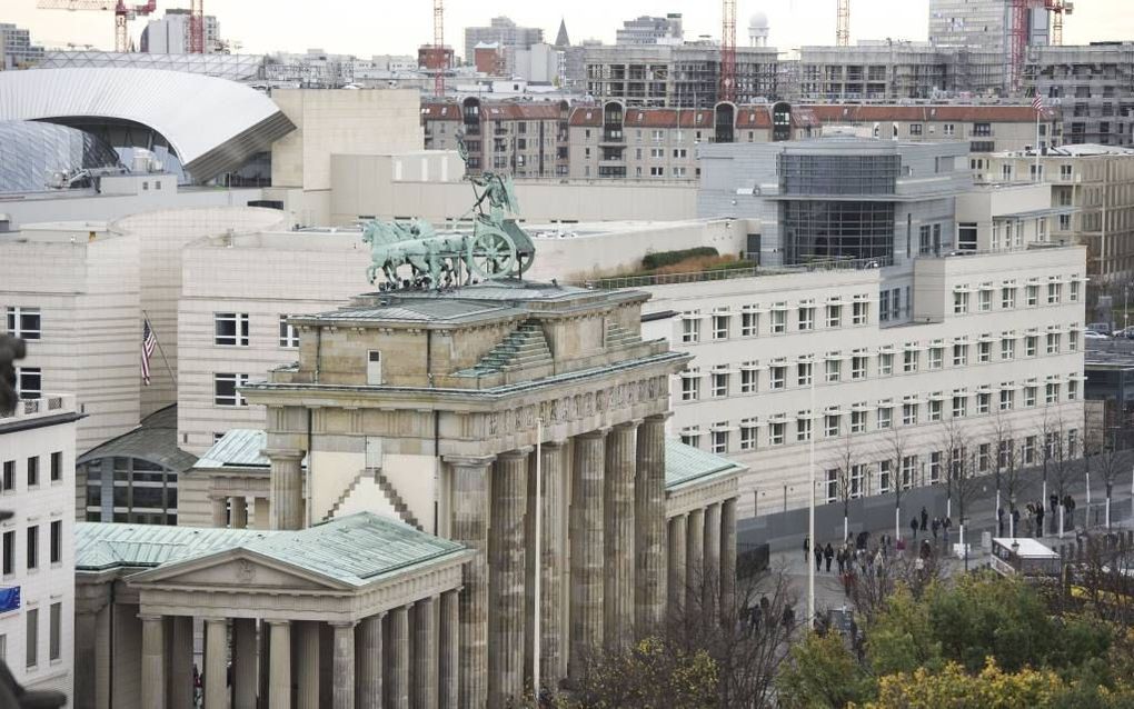 De Brandenburger Tor in Berlijn, met pal daarachter de Amerikaanse ambassade. Foto AFP