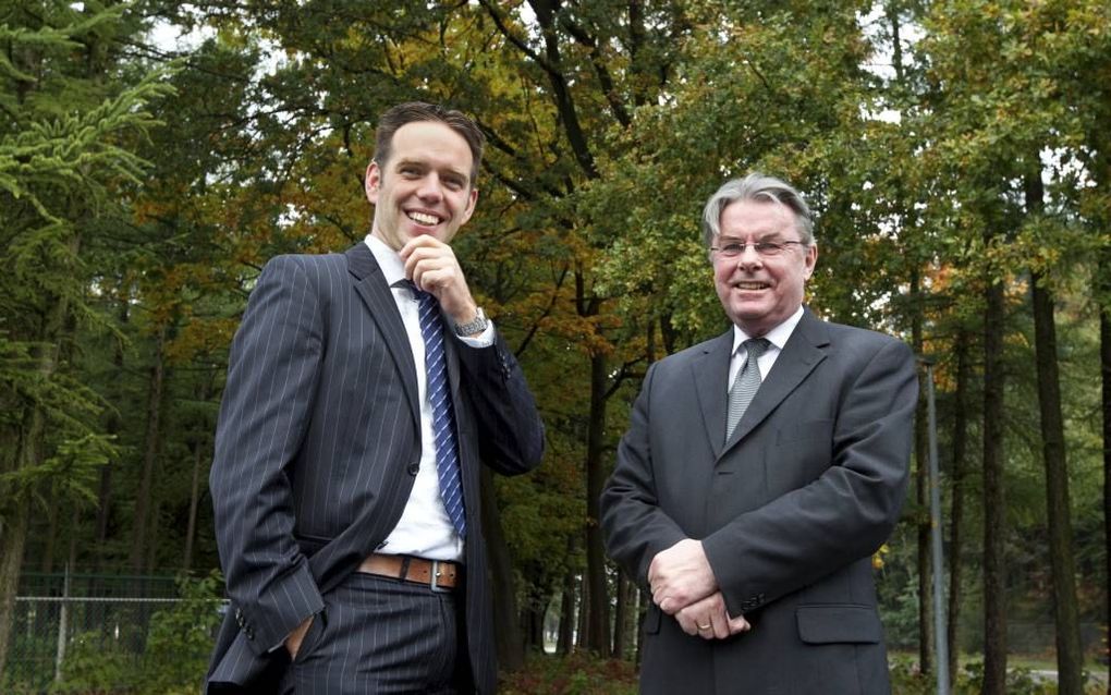 Prof. dr. A. Baars (r.), emeritus hoogleraar aan de Theologische Universiteit Apeldoorn, en drs. A. Groothedde, opinieredacteur bij deze krant, stelden het boek ”Belijden in zevenvoud” samen. Beeld RD, Anton Dommerholt