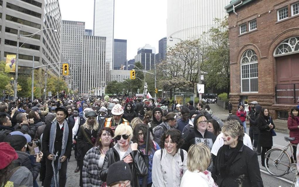 Een zogeheten zombieloop in het Canadese Toronto trok vorige week meer dan 15.000 deelnemers. Ook in diverse Nederlandse steden is er animo voor een dergelijke optocht. beeld EFE