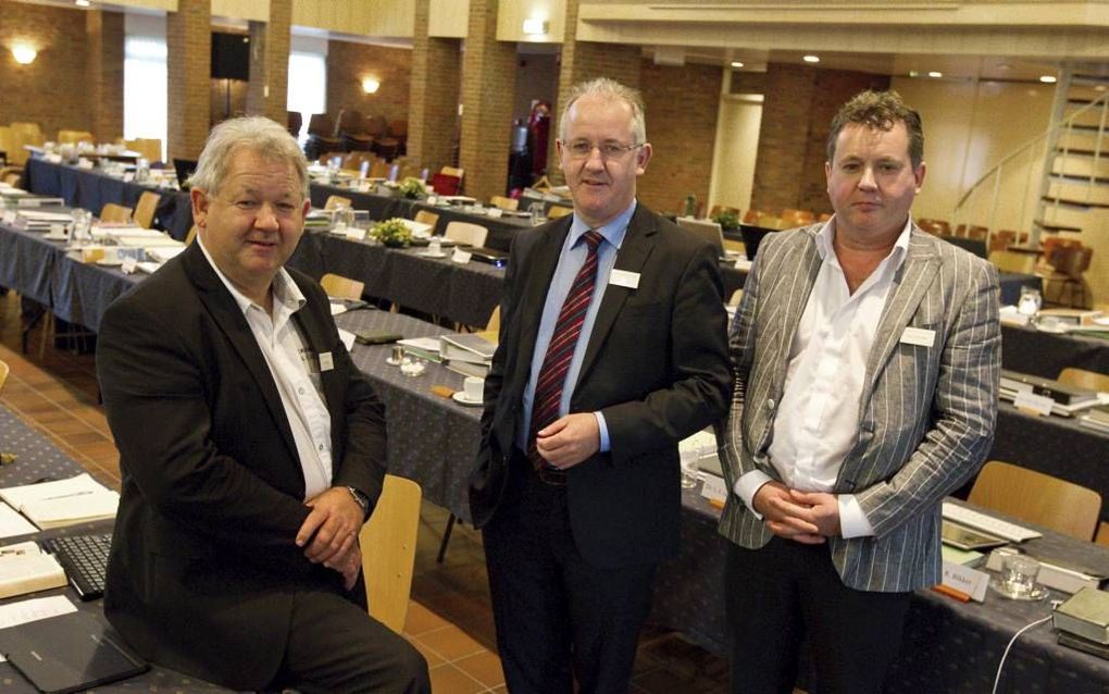 De broers Henk (l.), Harrie (m.) en Corn Sok (l.) zijn alle drie afgevaardigd naar de synode van de Christelijke Gereformeerde Kerken. beeld RD, Anton Dommerholt