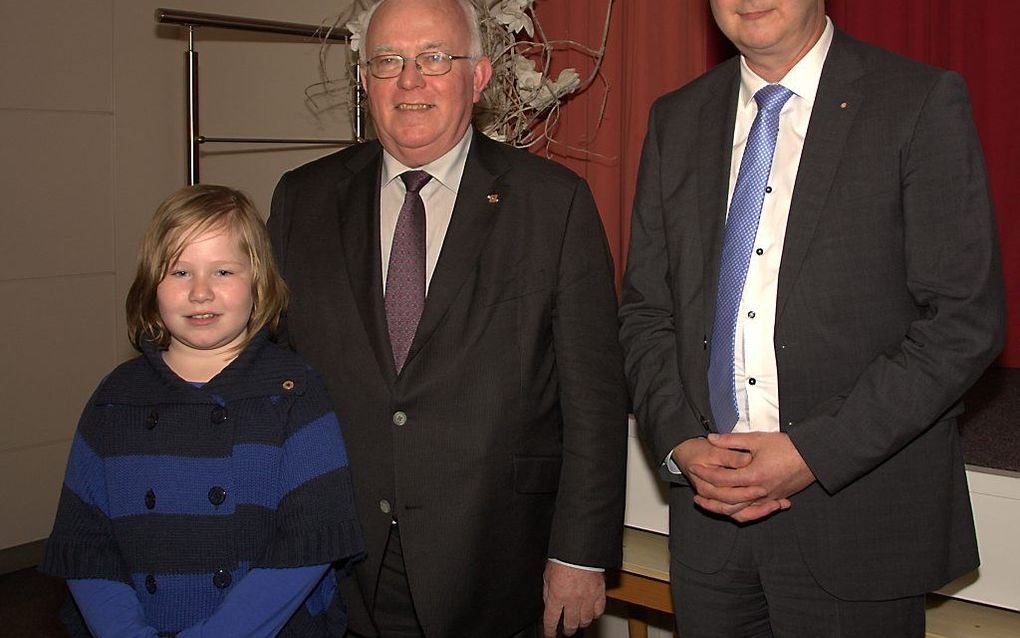 Jan van Wingerden met zijn kleindochter Anne en K. van der Vlist. Foto Piet Brouwer