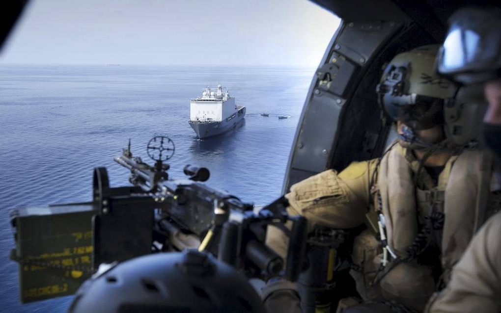 Mariniers patrouilleren vanuit de lucht in het gebied rond Oman in het kader van de operatie Atalanta, een missie van de Europese Unie om de piraterij te stoppen voor de Somalische kust. Zr.Ms. Johan de Witt is als EU-vlaggenschip actief in de internation