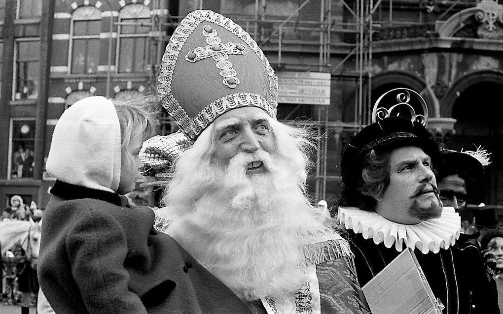 Sinterklaas met een ongeschminkte assistent in Amsterdam, november 1968. beeld ANP