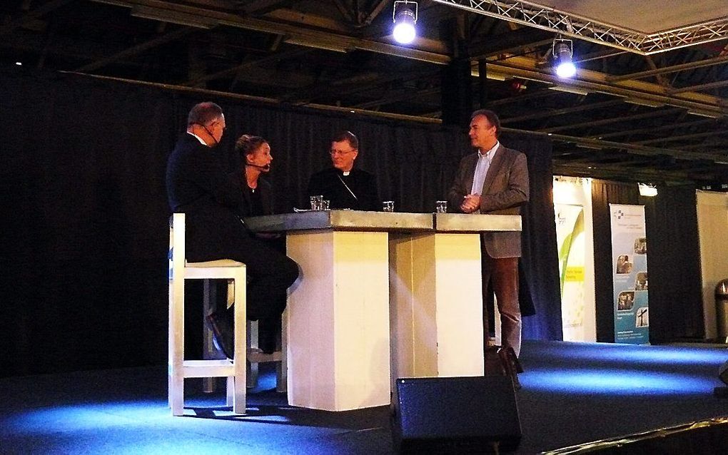 Debat op de beurs Leven & Geloven in Utrecht. Van links naar rechts: prof. H. J. Selderhuis, ds. A. Haasnoot, hulpbisschop dr. J. W. M. Hendriks en debatleider L. Fijen. Beeld RD