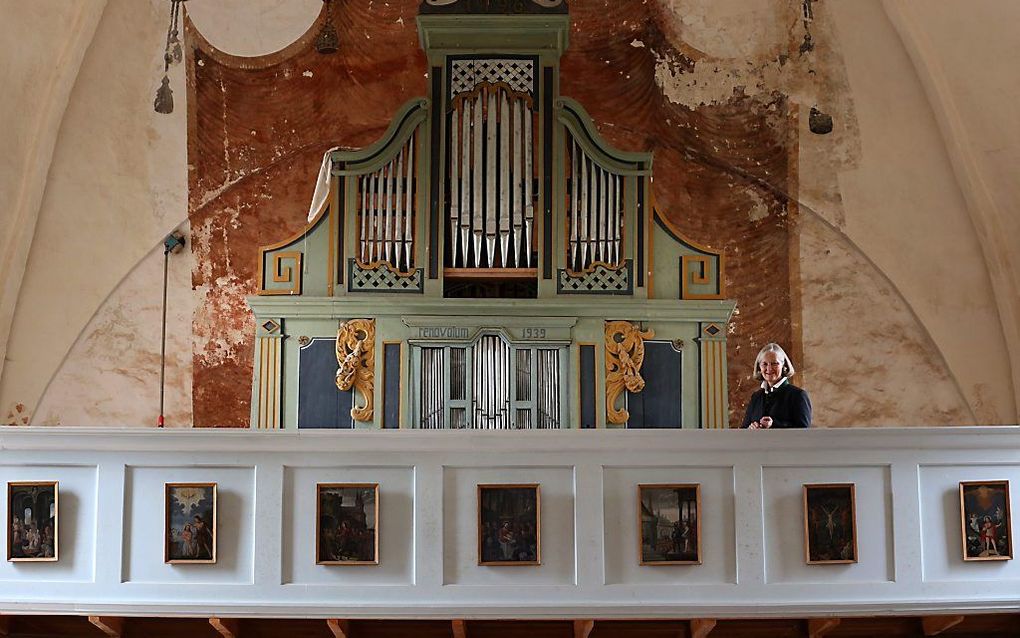 Stefanie von Laer bij het orgel in Ruchow. Beeld EPA